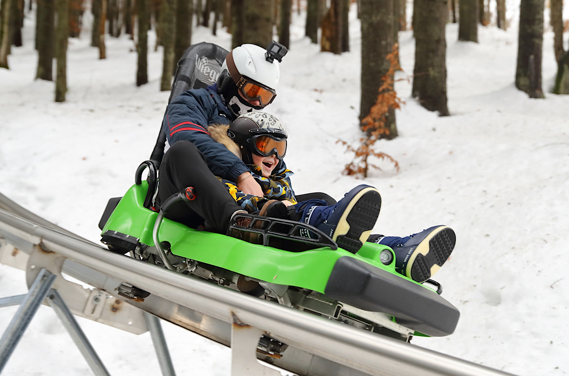 Зображення катання на родельбані